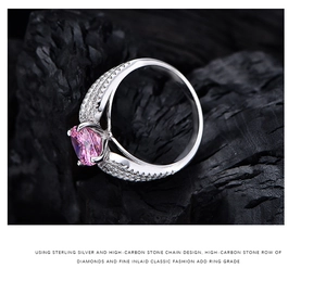 Makroaufnahme von pinkem Herz-Hochkohlenstoff-Ring auf 925 Sterlingsilber