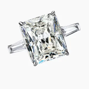 Macro d'une bague en argent 925 sertie d'un diamant radiant de 10,5 carats