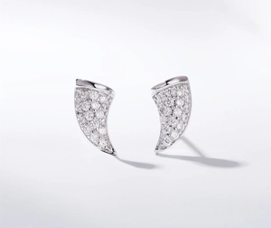 Gros plan sur des boucles d'oreilles en argent S925 avec zircons micro-pavés étincelants