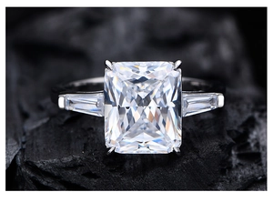 Vue macro d'une bague diamant carbone 10,5ct taille Radiant sur fond de charbon noir