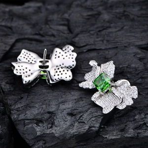 Orecchini a fiocco in argento con gemma verde e cristalli micro-pave incastonati