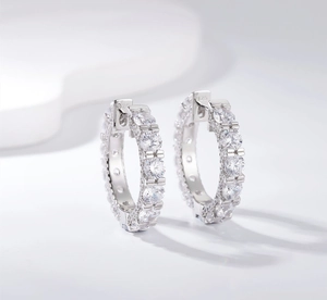 Gros plan détaillé des boucles d'oreilles créoles en argent S925 avec zircons et poinçon