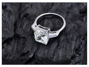 Vue macro d'une bague trois pierres taille radiant de 10,5 carats en argent 925