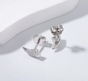 Gros plan du poinçon S925 sur boucles d'oreilles cornes en argent et zircons