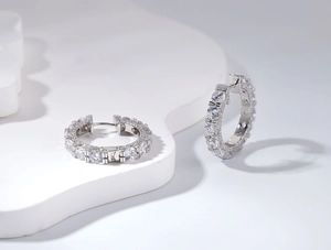 Gros plan de grandes créoles en argent 925 avec pavé de zircons cubiques scintillants