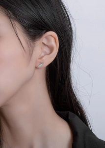 Gros plan sur des boucles d'oreilles corne de boeuf en argent S925 avec zircons sertis