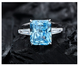 Macro d'une bague en argent 925 avec pierre bleue de 10,5 ct et diamants trapèze latéraux