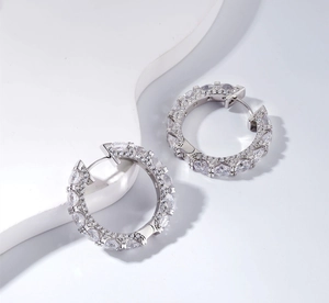 Gros plan de boucles d'oreilles créoles en argent S925 serties de zircons étincelants