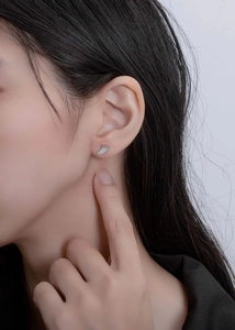 Vue macro des boucles d'oreilles croissants en argent avec cristaux pavés sur le mannequin