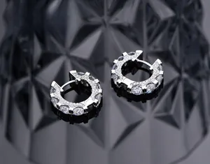 Gros plan de petites créoles en argent S925 serties de pierres en zircone étincelantes