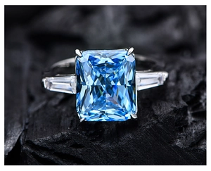 Détail macro d'une bague en argent avec diamant bleu de 10,5 carats sur fond minéral