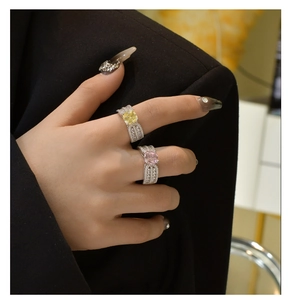 Makroaufnahme von Ringen mit gelbem und rosa Smaragdschliff und Pavé-Diamantbesatz