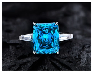 Vue macro d'une bague gemme bleue radiant 10,5 ct avec pierres trapèze latérales