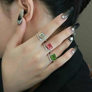 Anello regolabile in argento con design a freccia e gemma rettangolare 8x10mm multicolore