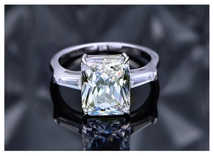 Macro d'une pierre taille émeraude de 10,5 ct sertie sur argent sur surface réfléchissante