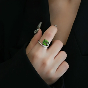 Anello regolabile in argento con freccia, grande pietra verde e zirconi incastonati