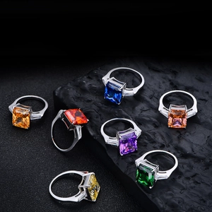 Set de anillos con piedras multicolores de corte radiante sobre roca volcánica oscura