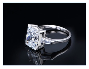 Vue macro d'une bague diamant Radiant de 10,5 ct avec gravure du poinçon en argent S925