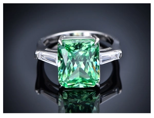 Macro d'une gemme verte émeraude de 10,5 carats sur bague en argent 925 avec diamants latéraux
