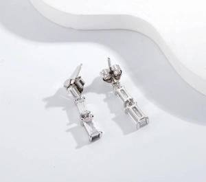 Vue détaillée des boucles d'oreilles en argent S925 avec trois zircons rectangulaires
