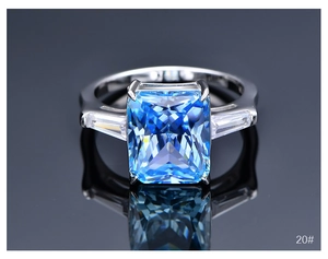 Vue détaillée d'une bague en argent 925 avec diamant bleu ciel taille radiant de 10,5 ct