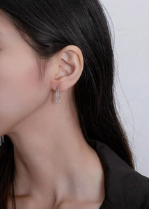 Détail de boucles d'oreilles en argent S925 avec trois zircons rectangulaires verticaux