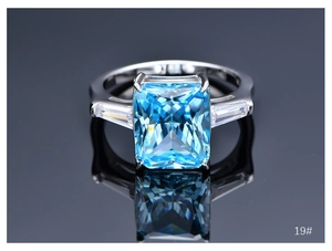 Gros plan sur bague en pierre bleue 10,5 ct taille Radiant avec diamants latéraux baguette