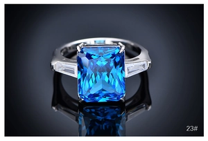 Gros plan sur bague en argent 925 avec diamant bleu taille radiant de 10,5 carats