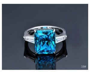 Gros plan d'une bague diamant bleu 10,5ct taille radiant avec pierres latérales trapèze