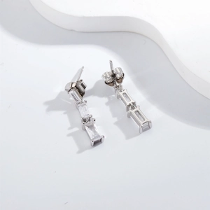 Boucles d'oreilles S925 argent avec trois zircons rectangulaires 5A sur fond blanc