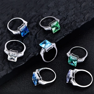 Bagues en argent 925 avec grandes pierres précieuses multicolores sur pierre sombre