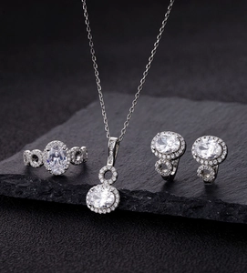 Détails macro d'une parure bijoux halo en argent 925 sur fond de pierre sombre
