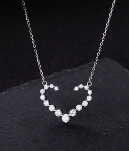 Dettaglio pendente a cuore in argento S925 con zirconi 5A su una base di pietra