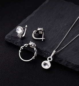 Gros plan du poinçon argent 925 sur l'ensemble de bijoux de luxe en zircon