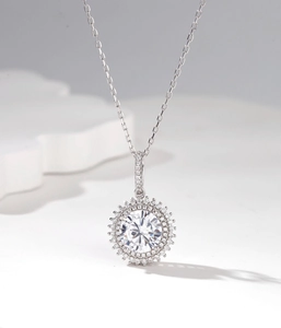 Détail du collier en argent 925 avec pendentif rond étincelant à double entourage de diamants