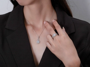 Détail de la parure en argent 925 avec pierres ovales et design en forme d'infini élégant