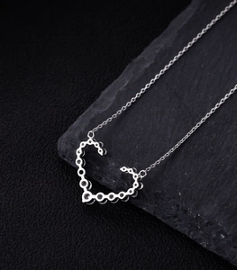 Dettaglio macro della collana con ciondolo a cuore in argento S925 con cristalli di zirconia 5A