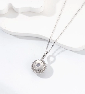 Détail du collier en argent 925 avec pendentif soleil et pierre précieuse brillante