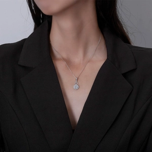 Gros plan d'un collier en argent sterling 925 avec un pendentif ovale en zircone cubique