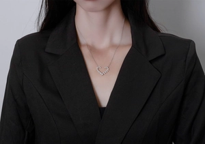 Dettaglio della collana a cuore in argento S925 con zirconi 5A su una modella donna
