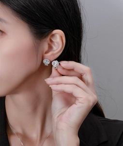 Détail de boucles d'oreilles halo en argent sterling 925 avec zircone ovale sur un modèle