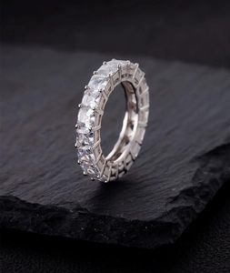 Dettaglio dell'anello eternity in argento 925 con moissanite taglio smeraldo quadrato