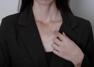 Dettaglio collana cuore in argento S925 con zirconi 5A indossata da una modella