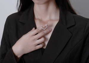Dettaglio del pendente a cuore con zirconi su catena in argento sterling S925 lucido
