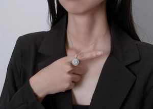 Détail d'un pendentif en diamant de 9,5 mm sur chaîne en argent 925 porté par un mannequin