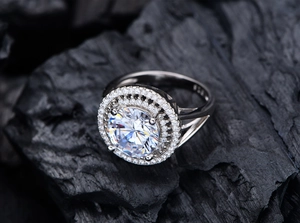 Vista macro dell'anello halo in argento S925 con diamante al carbonio tondo da 10mm