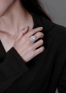 Vue macro d'une pierre ovale avec double sertissage halo sur une bague argent