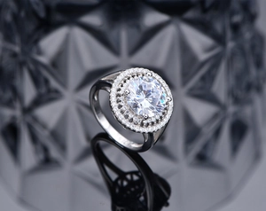 Macro del marchio S925 su anello con diamante tondo e doppia aureola in argento sterling