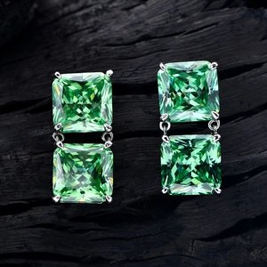 Elegant 8ct emerald green square cut carbon diamond stud earrings in S925 silver