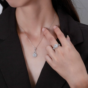 Parure de bijoux luxe en argent 925 avec pendentif halo ovale et bague vague assortie